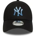 svart-justerbar-bojd-keps-med-bla-logotyp-9forty-ombre-infill-av-new-york-yankees-mlb-fran-new-era