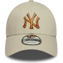 gorra-curva-beige-ajustable-con-logo-marron-9forty-ombre-infill-de-new-york-yankees-mlb-de-new-era