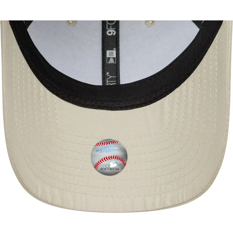 bojd-beige-justerbar-keps-med-beige-logotyp-9forty-tonal-flawless-fran-new-york-yankees-mlb-av-new-era