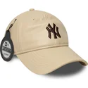 beige-justerbar-buet-kasket-med-brunt-logo-9twenty-leather-fra-new-york-yankees-mlb-fra-new-era