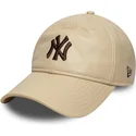 petten-gebogen-beige-verstelbare-band-marron-9twenty-leather-van-new-york-yankees-mlb-van-new-era