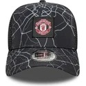 manchester-united-football-club-premier-league-svart-a-frame-all-over-print-truckerkeps-fran-new-era