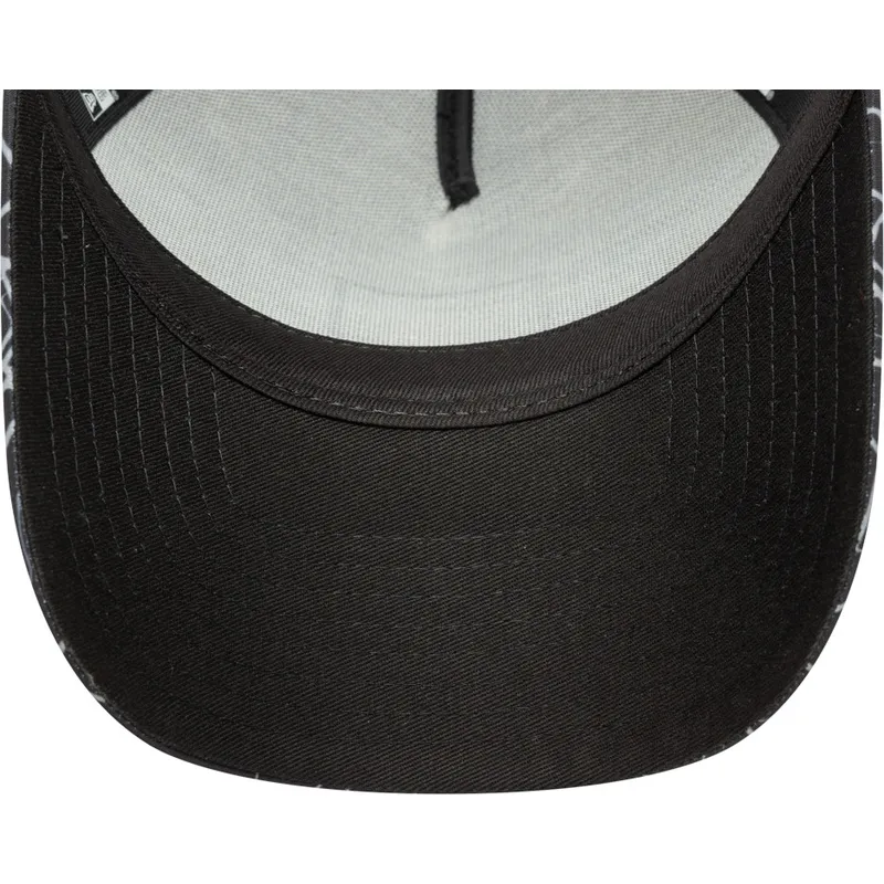 svart-trucker-keps-a-frame-all-over-print-fran-manchester-united-football-club-premier-league-av-new-era