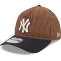 brun-og-marinebla-justerbar-kurvet-kasket-9twenty-a-frame-wool-pinstripe-fra-new-york-yankees-mlb-fra-new-era