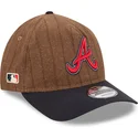 braune-und-marineblaue-verstellbare-curved-cap-9twenty-a-frame-wool-pinstripe-der-atlanta-braves-mlb-von-new-era