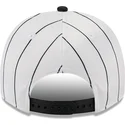 czapka-z-daszkiem-zakrzywionym-biala-i-czarna-snapback-9fifty-a-frame-satin-pinstripe-chicago-white-sox-mlb-od-new-era