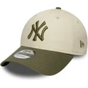 regulowana-czapka-z-daszkiem-w-kolorze-bezowym-i-zielonym-9forty-side-patch-new-york-yankees-mlb-od-new-era