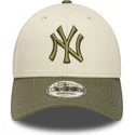 regulowana-czapka-z-daszkiem-w-kolorze-bezowym-i-zielonym-9forty-side-patch-new-york-yankees-mlb-od-new-era