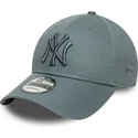 szara-czapka-z-zakrzywionym-daszkiem-regulowana-z-szarym-logo-9forty-league-essential-new-york-yankees-mlb-od-new-era