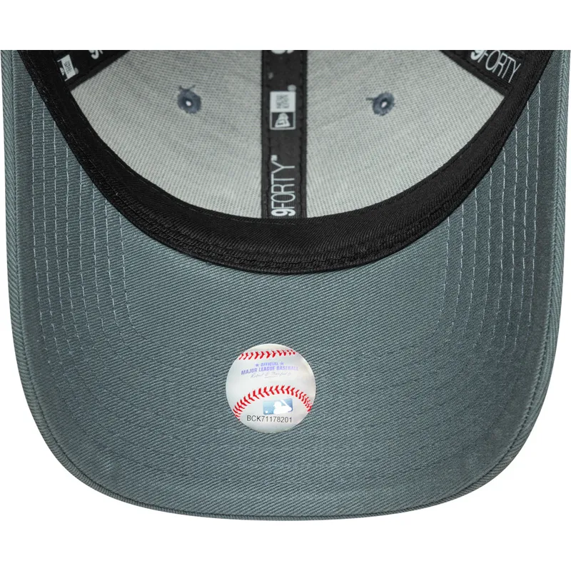 szara-regulowana-czapka-z-zakrzywionym-daszkiem-z-szarym-logo-9forty-league-essential-new-york-yankees-mlb-new-era