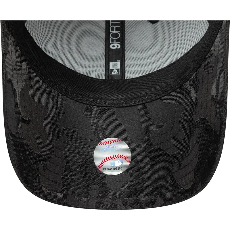 czapka-z-daszkiem-z-zakrzywionym-daszkiem-czarny-kamuflaz-regulowana-9forty-flawless-pin-new-york-yankees-mlb-new-era