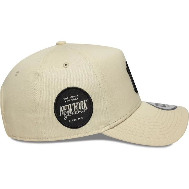 beige-gebogene-snapback-kappe-9forty-e-frame-side-patch-der-new-york-yankees-mlb-von-new-era