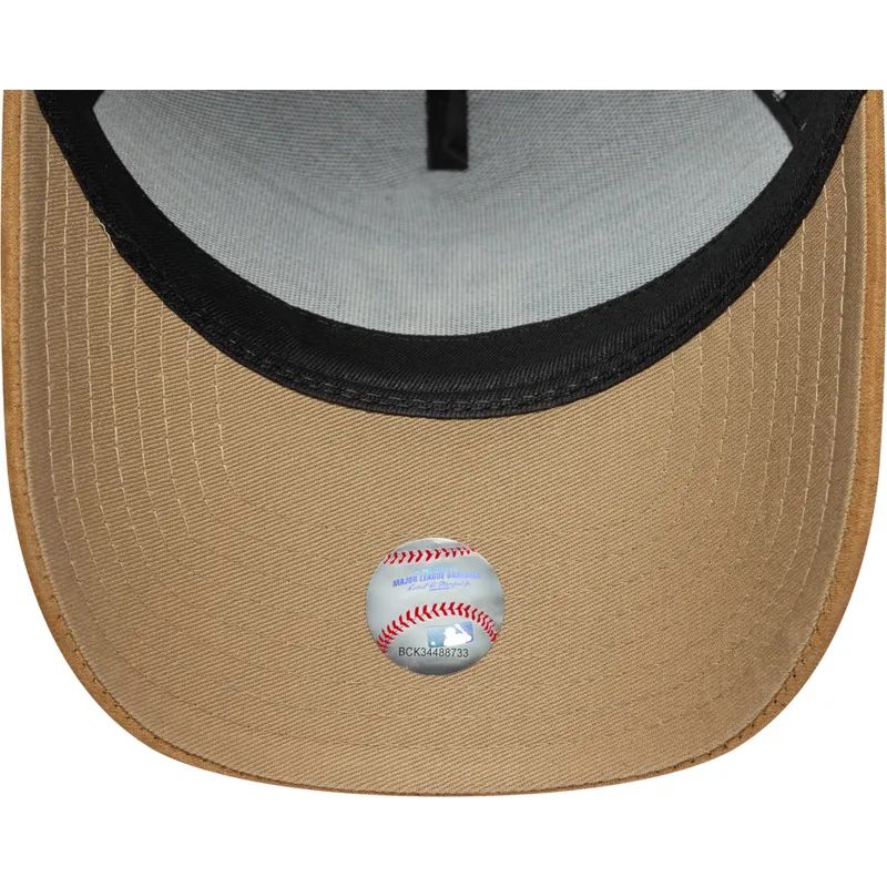 buet-sort-og-brun-snapback-kasket-9forty-e-frame-suede-visor-fra-new-york-yankees-mlb-fra-new-era