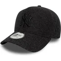czarna-zakrzywiona-czapka-snapback-z-czarnym-logo-9forty-e-frame-melton-new-york-yankees-mlb-od-new-era