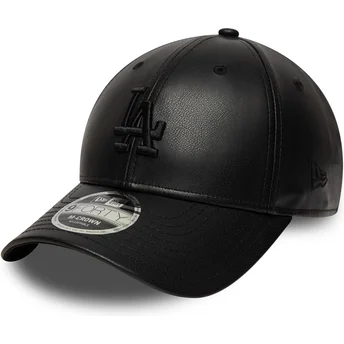 Καπέλο μαύρο snapback με κυρτό γείσο και μαύρο λογότυπο...
