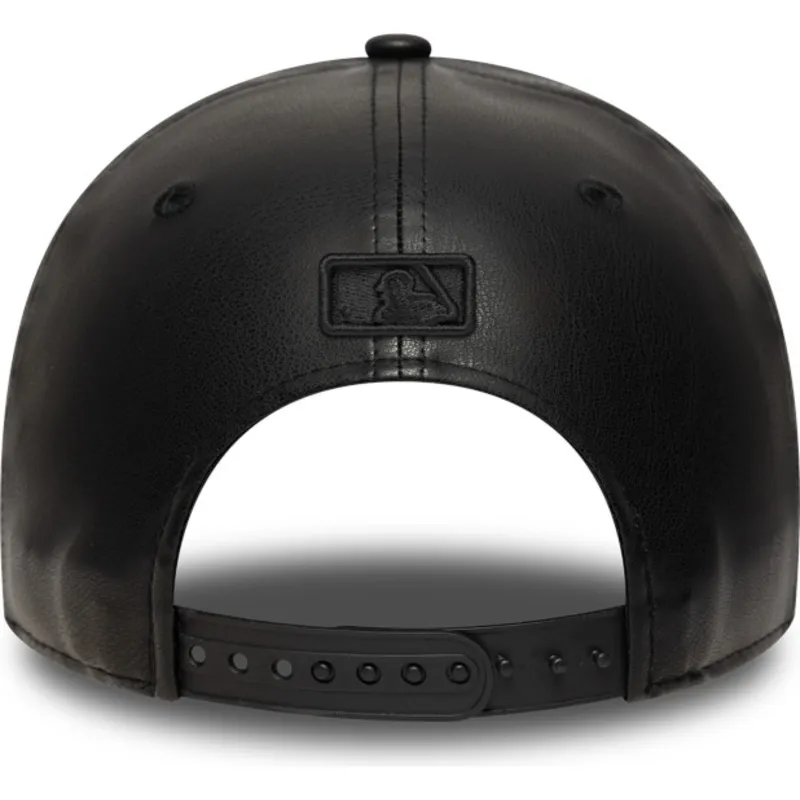 schwarze-gebogene-snapback-kappe-mit-schwarzem-logo-9forty-m-crown-pu-der-new-york-yankees-mlb-von-new-era