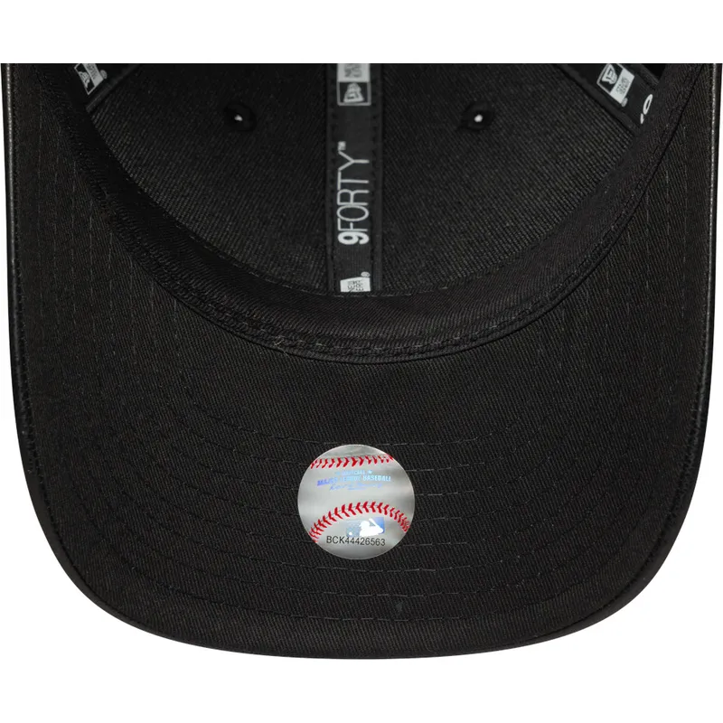 schwarze-gebogene-snapback-kappe-mit-schwarzem-logo-9forty-m-crown-pu-der-new-york-yankees-mlb-von-new-era