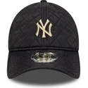 svart-bojd-justerbar-keps-med-beige-logotyp-9twenty-quilted-fran-new-york-yankees-mlb-av-new-era