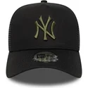 new-york-yankees-mlb-svart-truckerkeps-med-gront-a-frame-league-essential-logotyp-fran-new-era