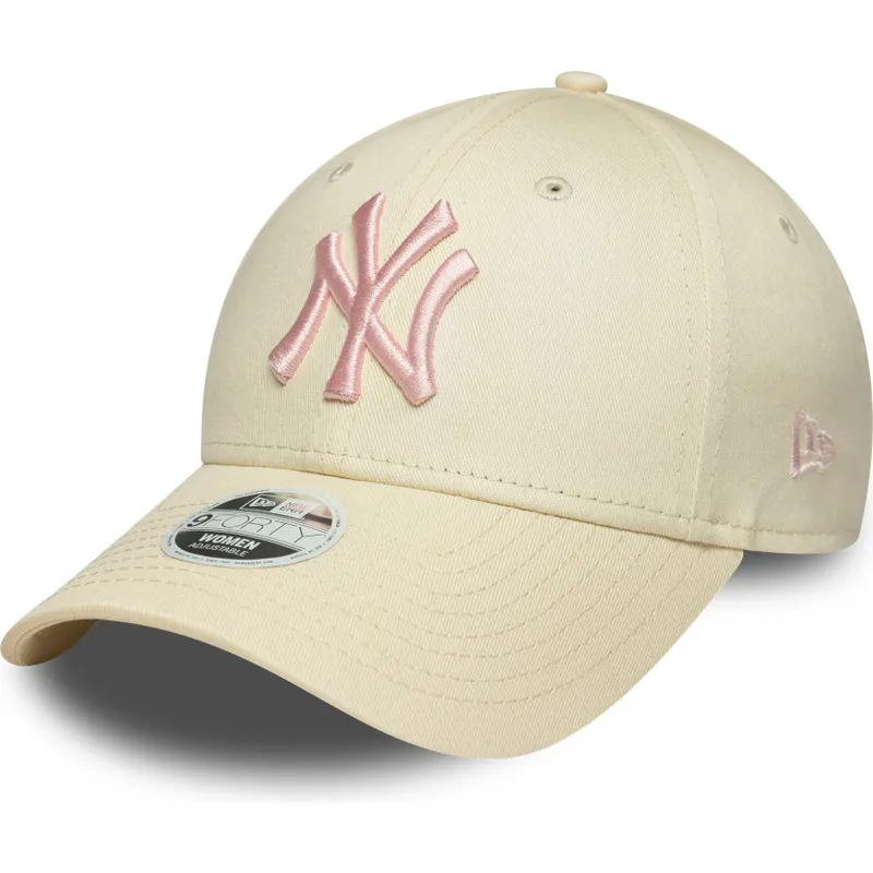 buet-beige-justerbar-kasket-til-kvinder-med-lyserodt-logo-9forty-league-essential-fra-new-york-yankees-mlb-fra-new-era