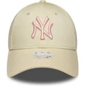petten-gebogen-beige-verstelbare-band-rosa-9forty-league-essential-van-new-york-yankees-mlb-van-new-era