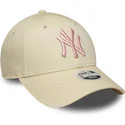 verstellbare-beige-damenkappe-mit-gebogenem-schirm-und-rosa-logo-9forty-league-essential-der-new-york-yankees-mlb-von-new-era
