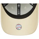 gorra-curva-beige-ajustable-para-mujer-con-logo-rosa-9forty-league-essential-de-new-york-yankees-mlb-de-new-era