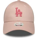 rosa-justerbar-kvindekasket-med-buet-skygge-og-rosa-logo-9forty-league-essential-los-angeles-dodgers-mlb-fra-new-era