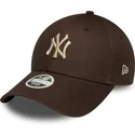 justerbar-brun-buet-kasket-til-kvinder-med-beige-logo-9forty-league-essential-new-york-yankees-mlb-fra-new-era