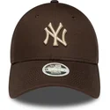 brun-justerbar-buet-kasket-til-kvinder-med-beige-logo-9forty-league-essential-fra-new-york-yankees-mlb-fra-new-era