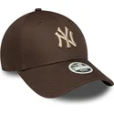brun-justerbar-damkeps-med-bojd-skarm-och-beige-logotyp-9forty-league-essential-new-york-yankees-mlb-fran-new-era