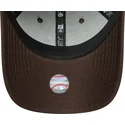 brun-justerbar-damkeps-med-bojd-skarm-och-beige-logotyp-9forty-league-essential-new-york-yankees-mlb-fran-new-era