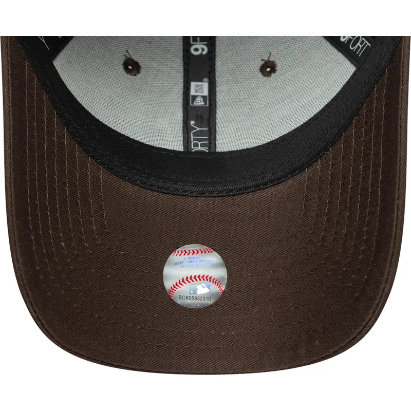 brazowa-regulowana-czapka-z-daszkiem-dla-kobiet-z-bezowym-logo-9forty-league-essential-new-york-yankees-mlb-new-era