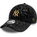 sort-justerbar-buet-kasket-til-kvinder-med-gult-logo-9forty-leo-velour-metallic-fra-new-york-yankees-mlb-fra-new-era