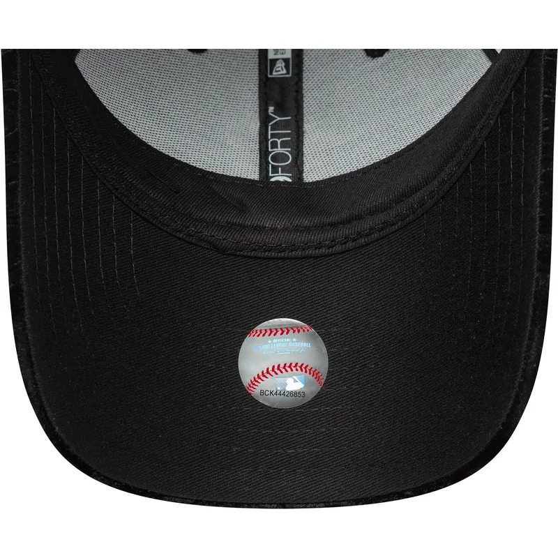 sort-justerbar-buet-kasket-til-kvinder-med-gult-logo-9forty-leo-velour-metallic-fra-new-york-yankees-mlb-fra-new-era