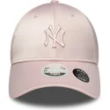 rozowa-damska-czapka-z-zakrzywionym-daszkiem-i-rozowym-logo-9forty-satin-bow-back-new-york-yankees-mlb-od-new-era