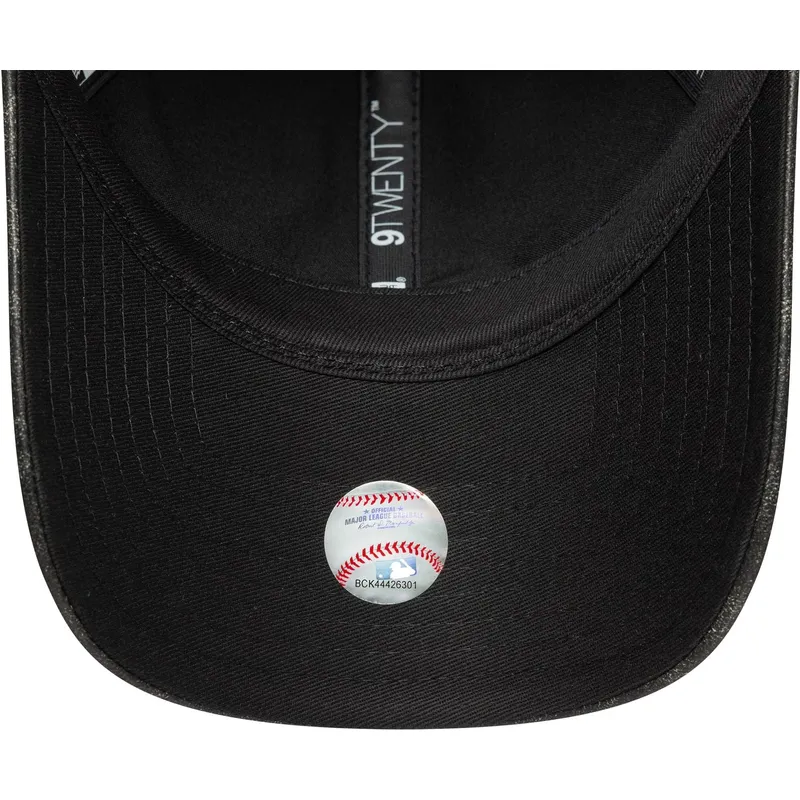 petten-gebogen-zwart-verstelbaar-9twenty-worn-pu-van-new-york-yankees-mlb-van-new-era petten-gebogen-zwart-verstelbaar-9twenty-worn-pu-van-new-york-yankees-mlb-van-new-era