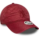 verstellbare-rote-damenkappe-mit-gebogenem-schirm-und-rotem-logo-9twenty-padded-der-new-york-yankees-mlb-von-new-era