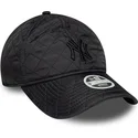 czarna-regulowana-czapka-z-daszkiem-dla-kobiet-z-czarnym-logo-9twenty-padded-new-york-yankees-mlb-new-era