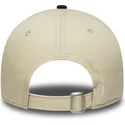 gorra-curva-beige-y-azul-marino-ajustable-para-nino-9twenty-mascot-de-new-era