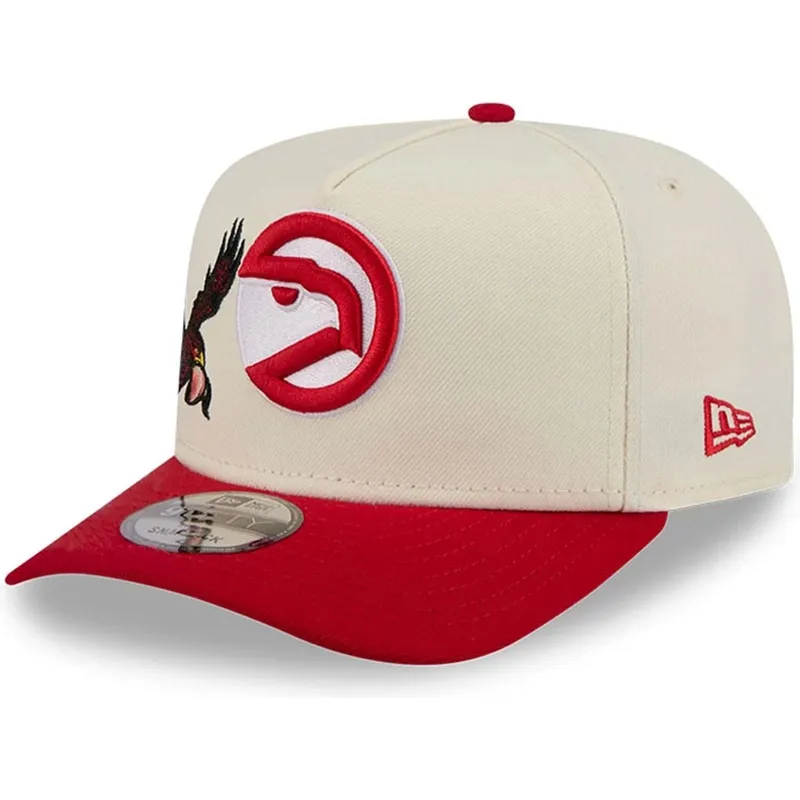 casquette-courbee-beige-et-rouge-snapback-9fifty-a-frame-precurved-hardwood-classics-atlanta-hawks-nba-new-era