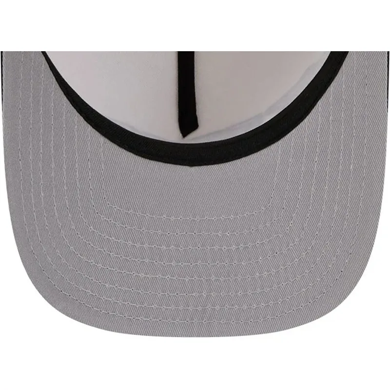 casquette-courbee-beige-et-noire-snapback-9fifty-a-frame-precurved-hardwood-classics-vancouver-grizzlies-nba-new-era