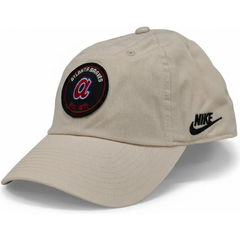 buet-beige-justerbar-kasket-club-unstructured-organic-cotton-fra-atlanta-braves-mlb-fra-nike