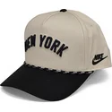 beige-og-sort-buet-kasket-snapback-rise-structured-fra-new-york-yankees-mlb-fra-nike