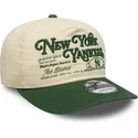 buet-beige-og-gron-justerbar-kasket-19twenty-washed-graphic-fra-new-york-yankees-mlb-fra-new-era