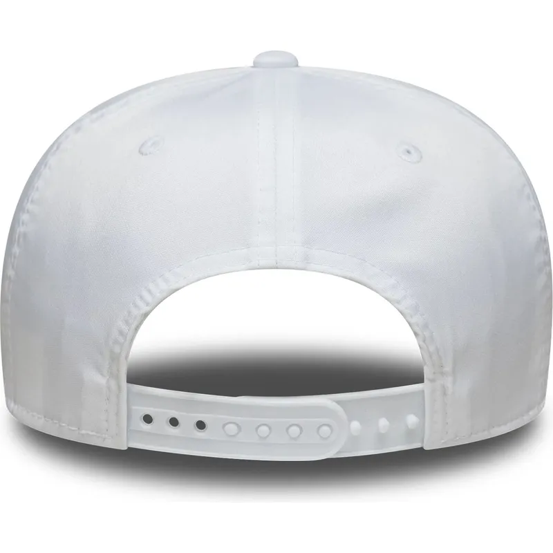 petten-gebogen-wit-snapback-9seventy-stretch-snap-technical-golf-van-new-era petten-gebogen-wit-snapback-9seventy-stretch-snap-technical-golf-van-new-era