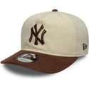gorra-curva-beige-y-marron-ajustable-9fifty-a-frame-suede-visor-de-new-york-yankees-mlb-de-new-era