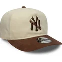buet-beige-og-brun-justerbar-kasket-9fifty-a-frame-suede-visor-fra-new-york-yankees-mlb-fra-new-era