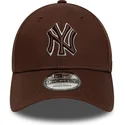 brazowa-regulowana-czapka-z-zakrzywionym-daszkiem-z-brazowym-logo-9forty-outline-new-york-yankees-mlb-new-era