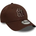 brun-bojd-justerbar-keps-med-brunt-9forty-outline-logotyp-fran-new-york-yankees-mlb-av-new-era